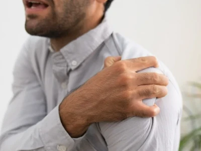 Jeune femme ressentant une douleur à l'épaule lors d'une session de course à pied