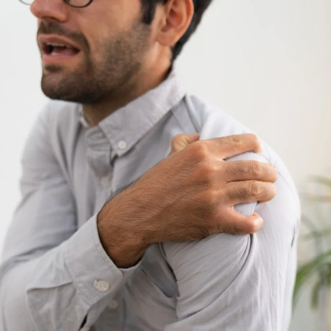 Homme d'affaires ressentant une douleur à l'épaule gauche