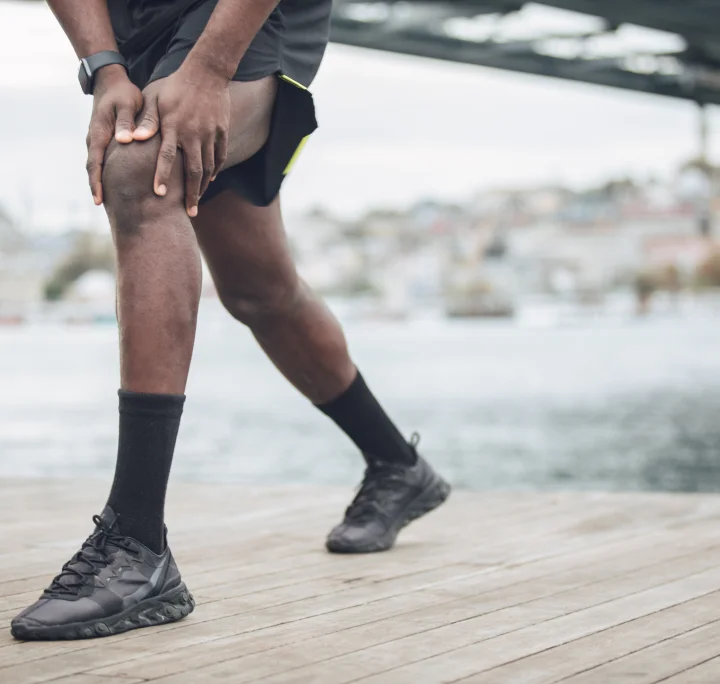 gros plan d'un homme s'étirant les jambes après avoir fait du sport en plein air