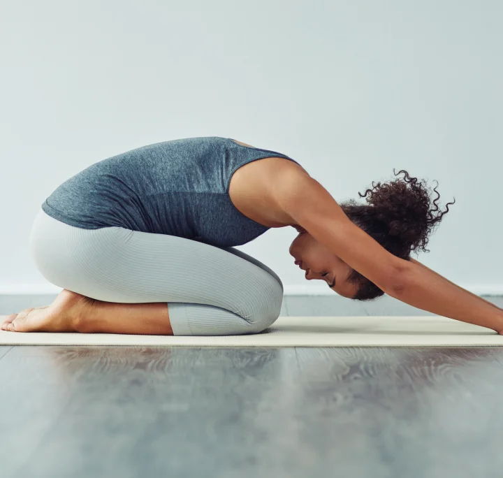 Jeune femme effectuant une posture de yoga pour prévenir les maux de dos